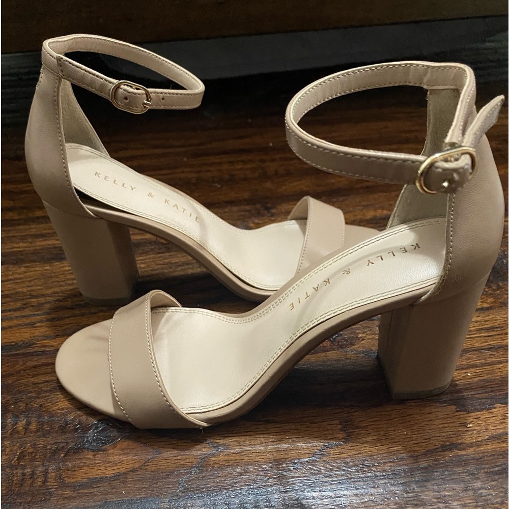 Kelly & Katie Nude block Heels
Size 6M 
3 inch heel